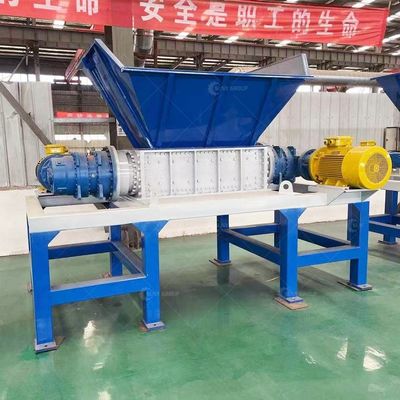 Usine de fabrication de machines de déchiquetage de câbles de cuivre à deux axes d'une capacité de 2300 kg